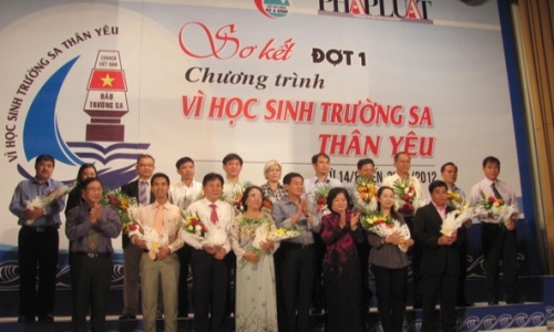 Bàn giao 5 tỉ đồng cho Chương trình “Vì học sinh Trường Sa thân yêu”